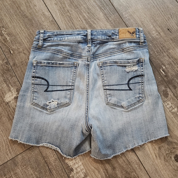 AMERICAN EAGLE Light Wash Denim Distressed Jean Shorts Size 2 - Picture 2 of 5